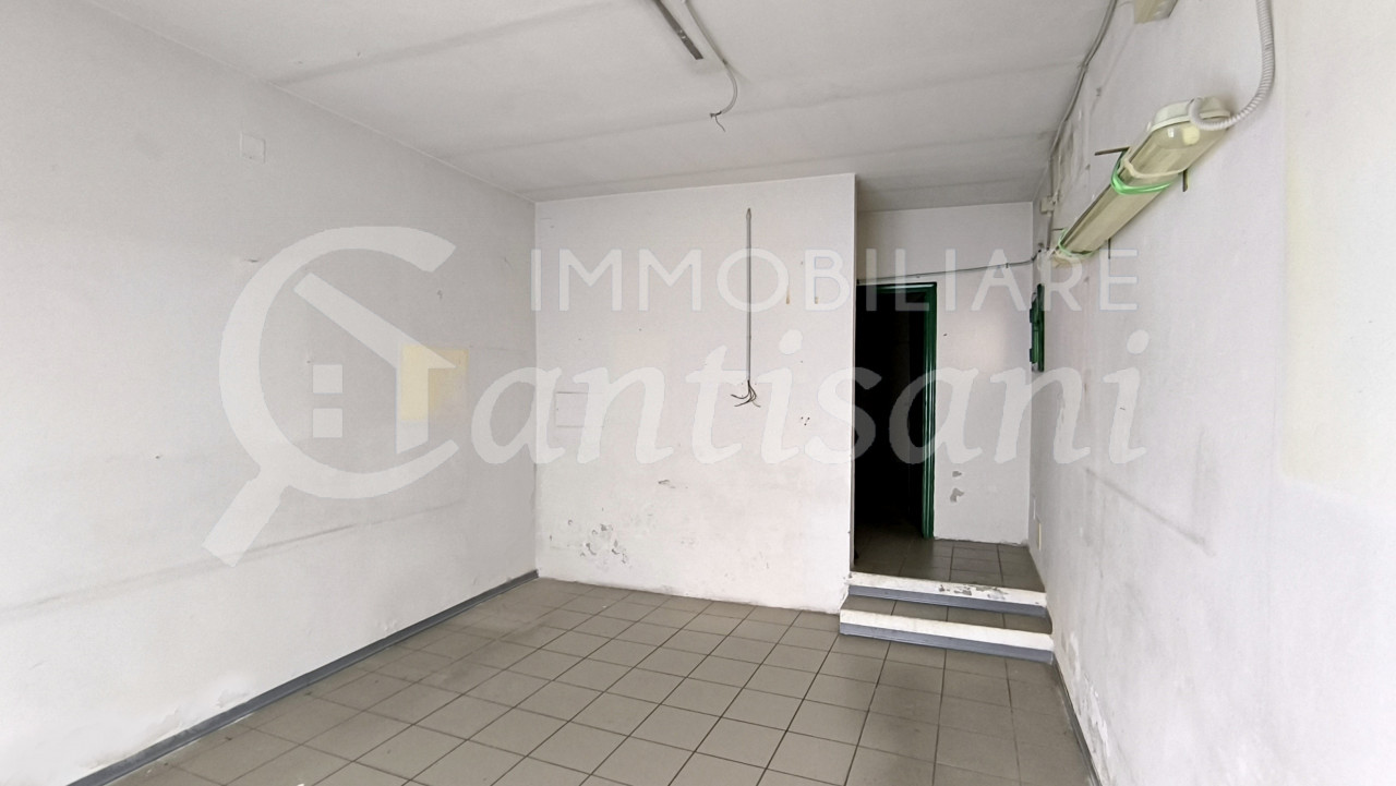 Fondo Commerciale in vendita via Circondaria