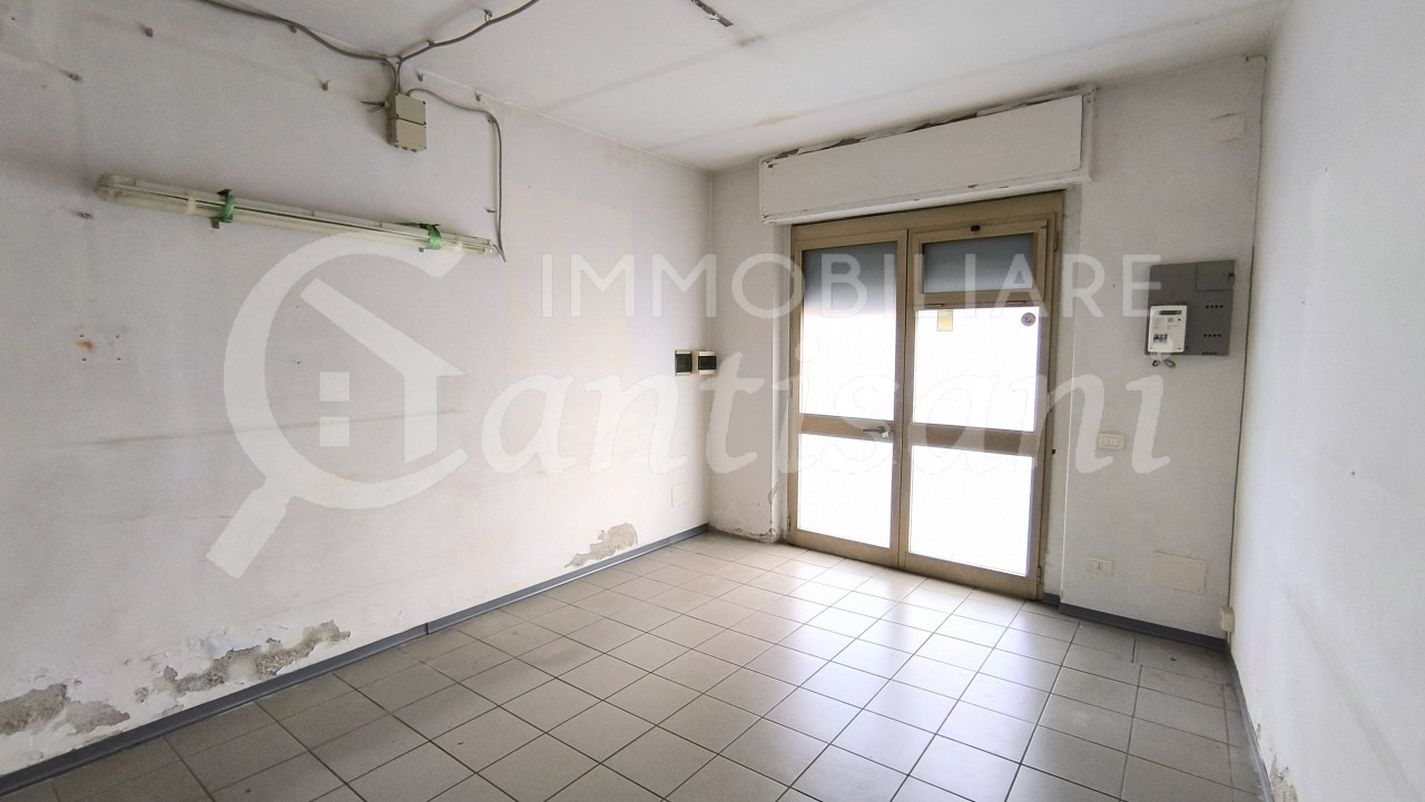 Fondo Commerciale in vendita via Circondaria