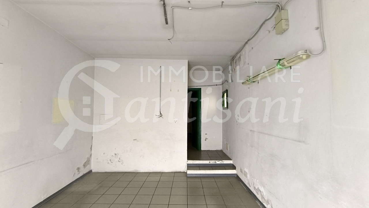 Fondo Commerciale in vendita via Circondaria