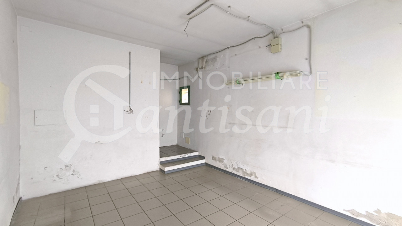 Fondo Commerciale in vendita via Circondaria