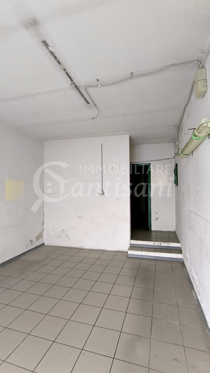 Fondo Commerciale in vendita via Circondaria