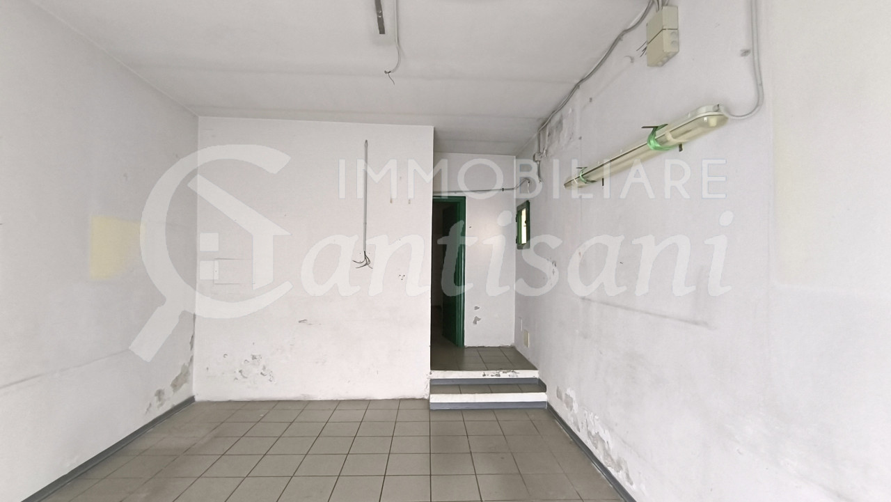 Fondo Commerciale in vendita via Circondaria