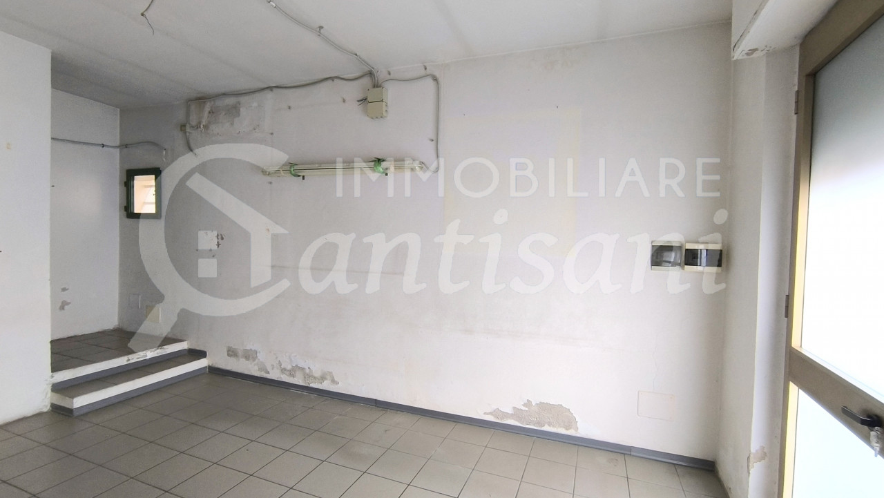 Fondo Commerciale in vendita via Circondaria