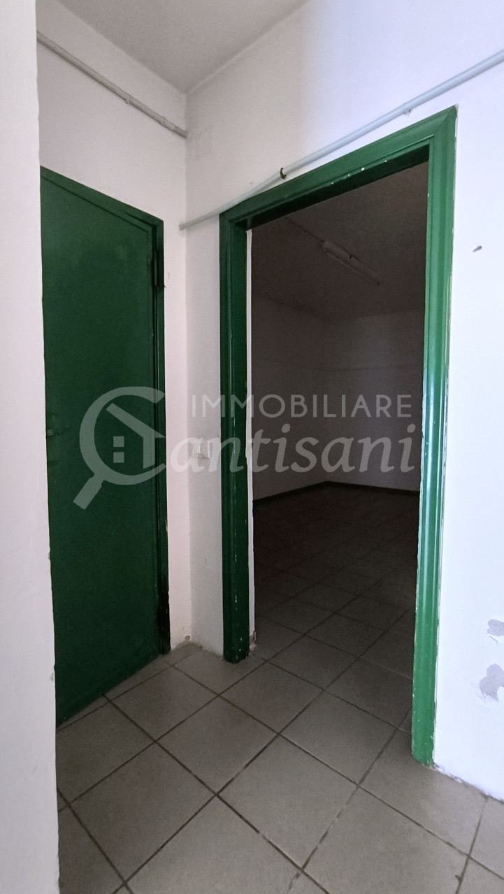 Fondo Commerciale in vendita via Circondaria