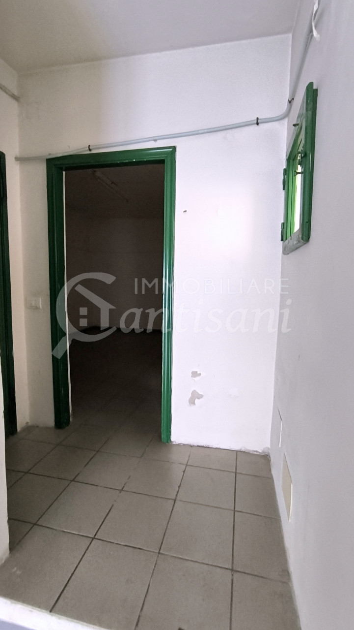 Fondo Commerciale in vendita via Circondaria