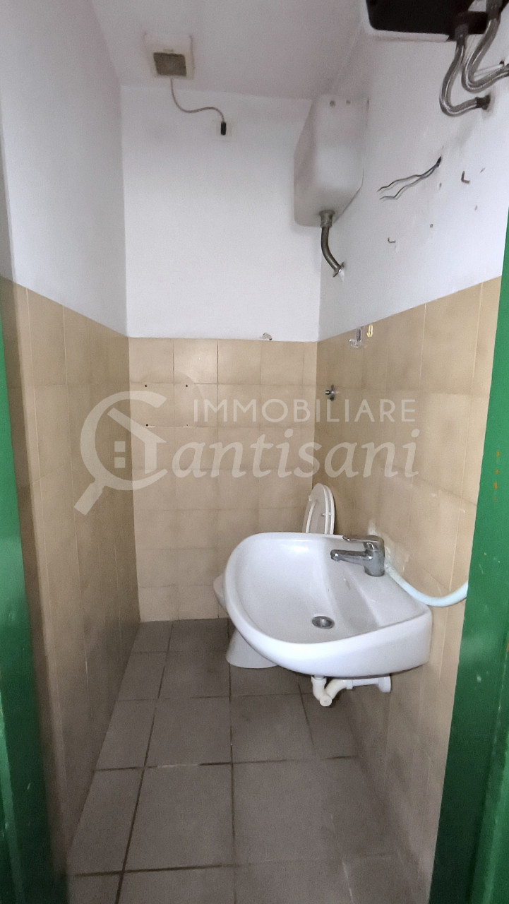 Fondo Commerciale in vendita via Circondaria