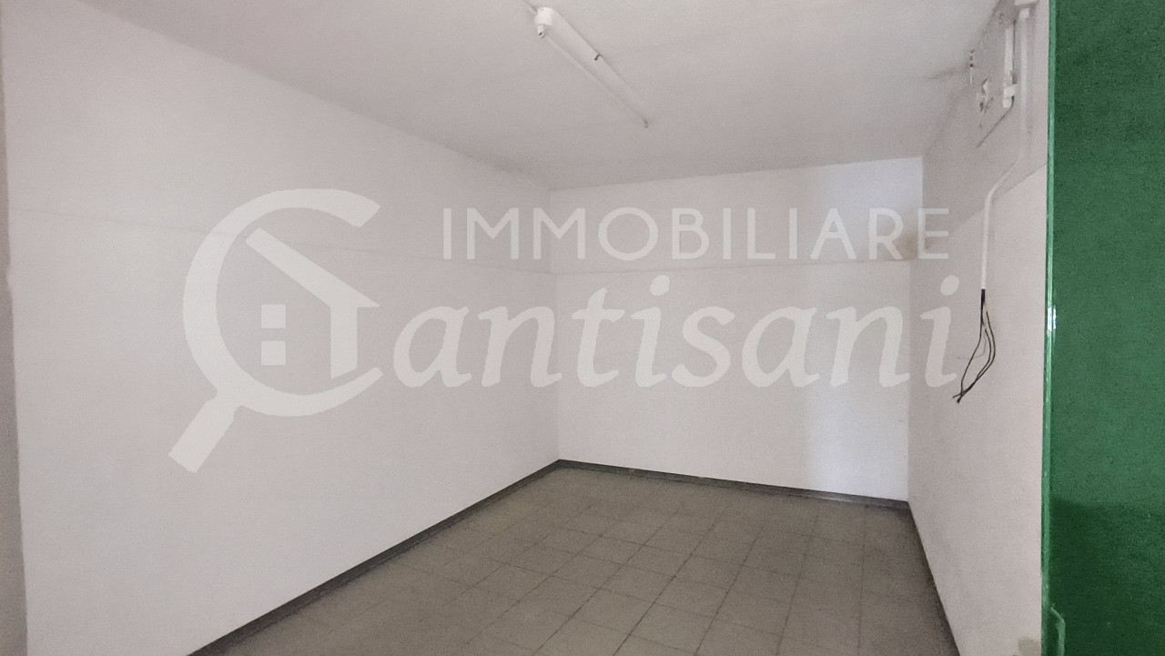 Fondo Commerciale in vendita via Circondaria