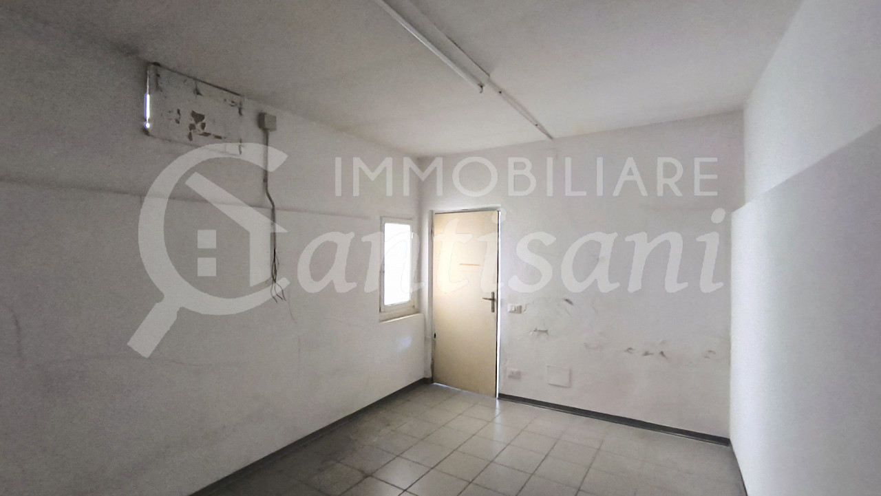 Fondo Commerciale in vendita via Circondaria