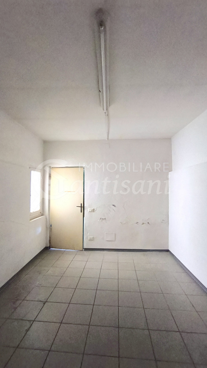 Fondo Commerciale in vendita via Circondaria