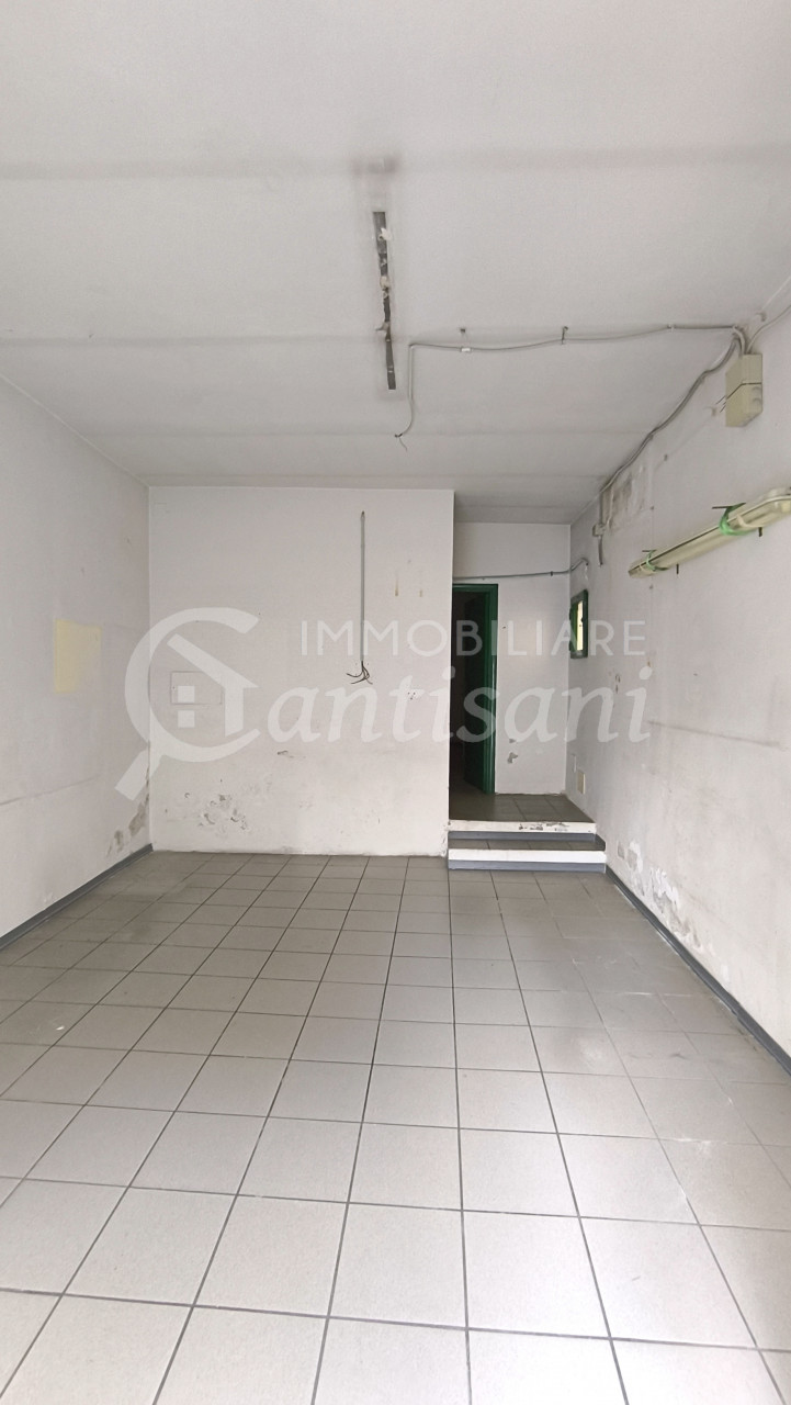 Fondo Commerciale in vendita via Circondaria