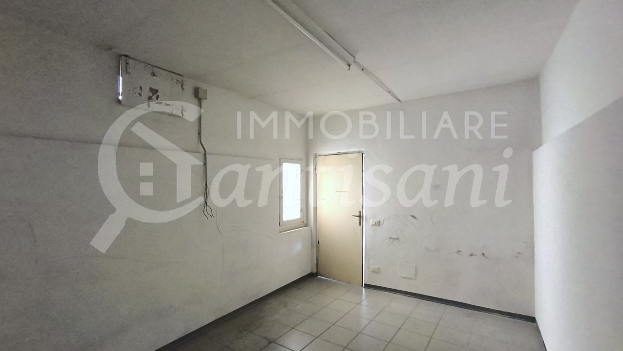 Fondo Commerciale in vendita via Circondaria