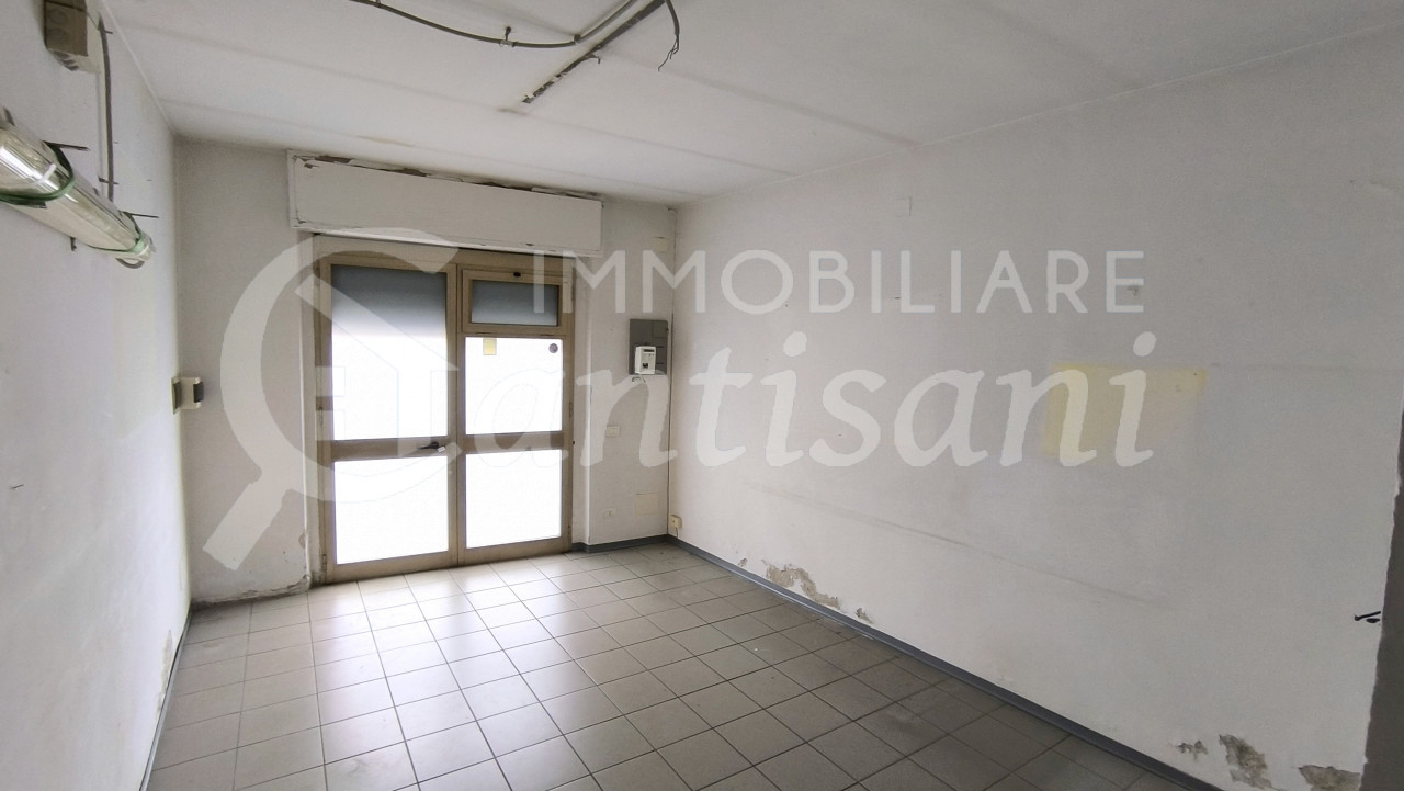 Fondo Commerciale in vendita via Circondaria