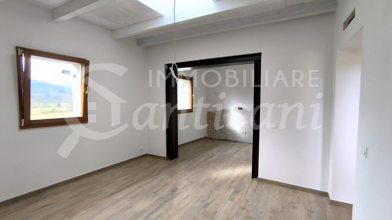 Appartamento Quadrilocale Ristrutturato con Giardino Esclusivo a Vicchio