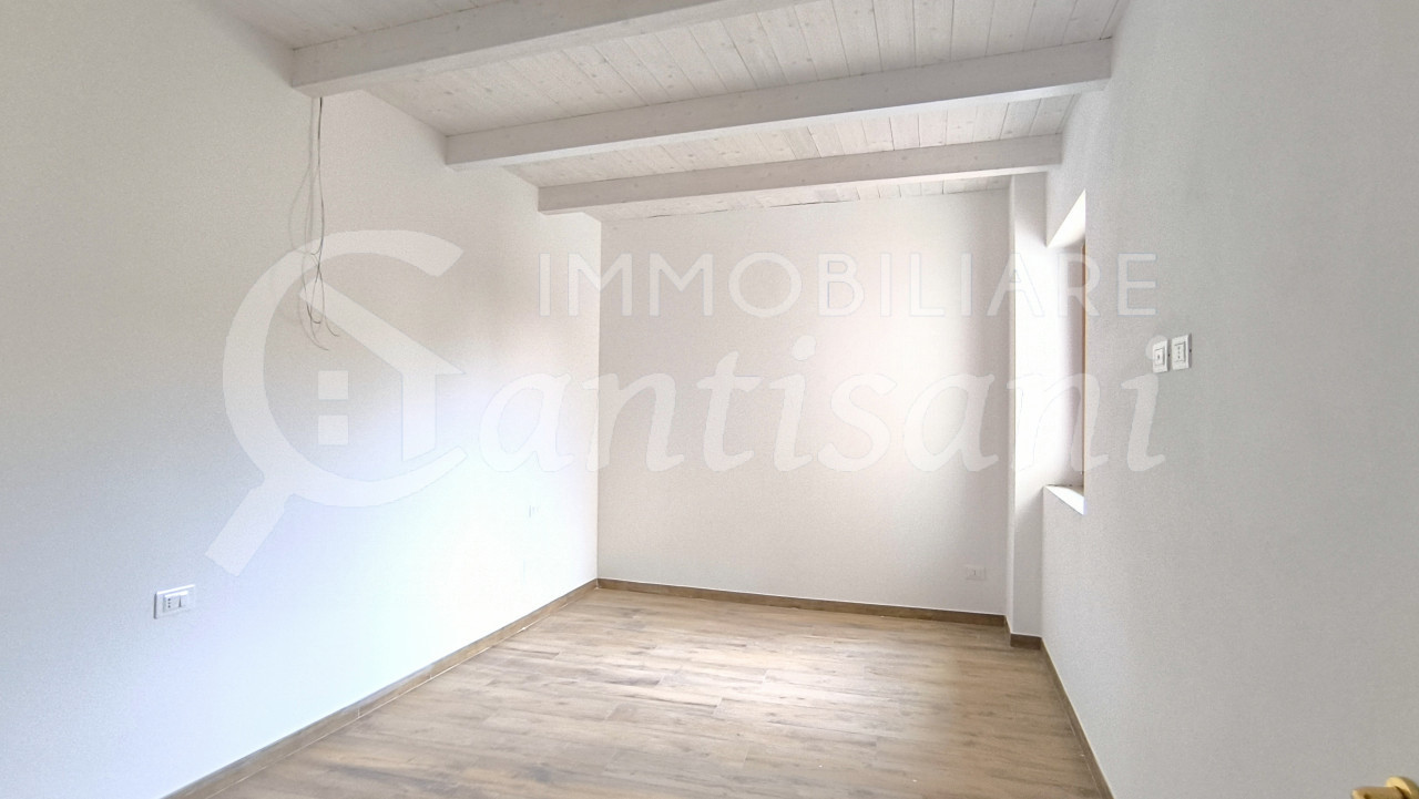 Appartamento Quadrilocale Ristrutturato con Giardino Esclusivo a Vicchio