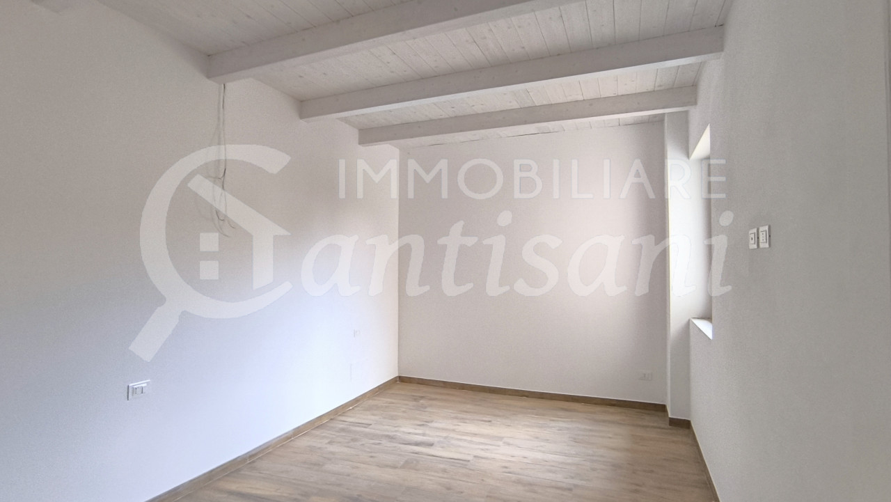 Appartamento Quadrilocale Ristrutturato con Giardino Esclusivo a Vicchio