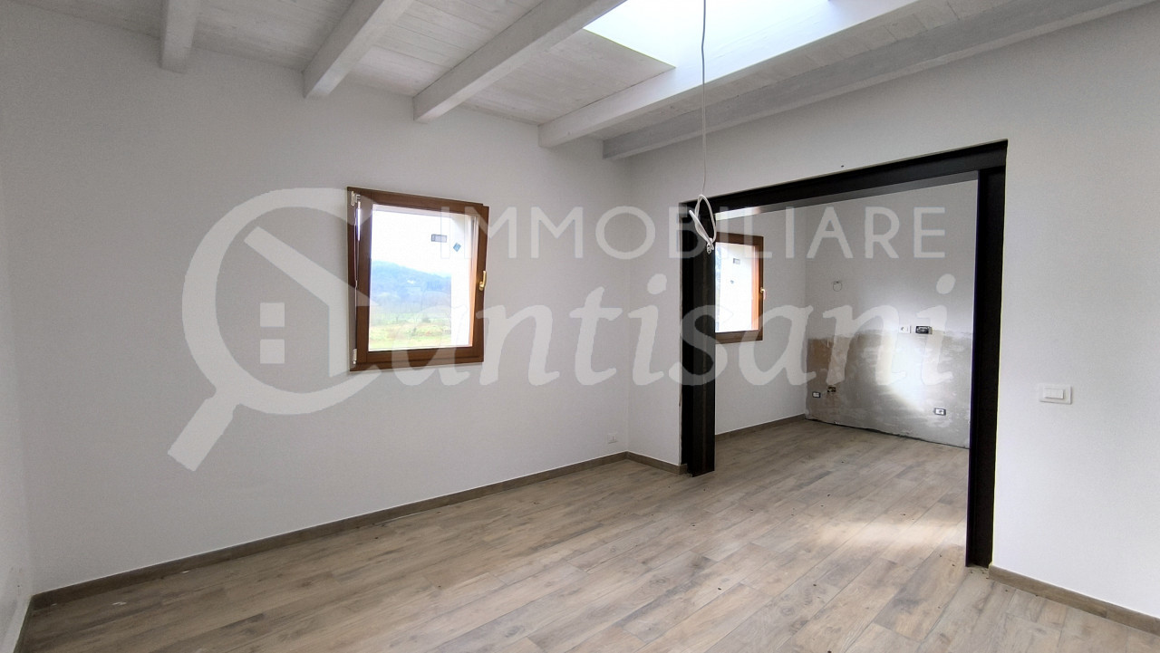 Appartamento Quadrilocale Ristrutturato con Giardino Esclusivo a Vicchio