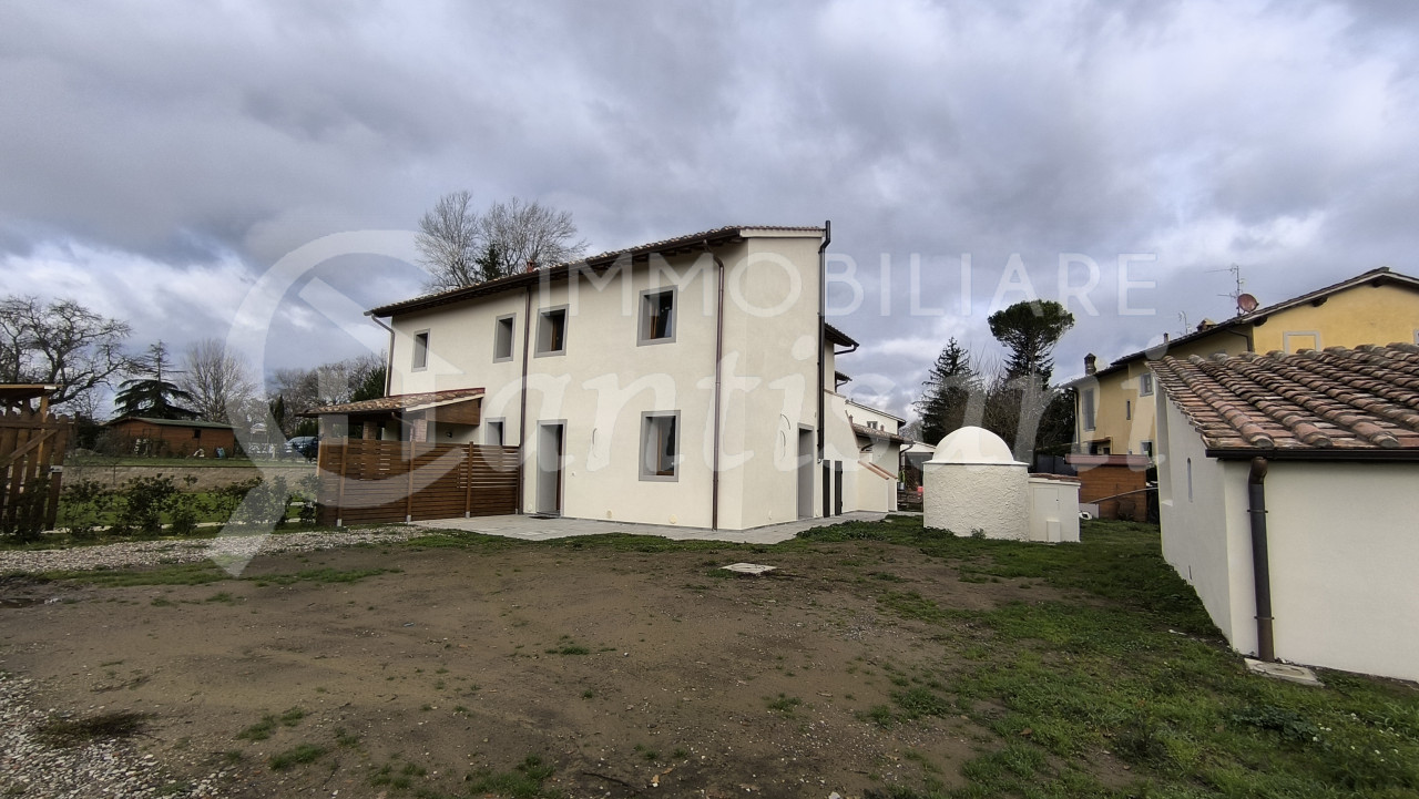 Appartamento Quadrilocale Ristrutturato con Giardino Esclusivo a Vicchio