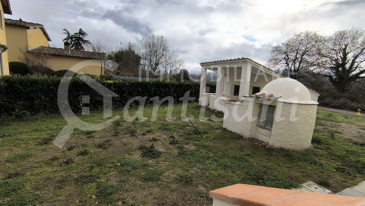 Appartamento Quadrilocale Ristrutturato con Giardino Esclusivo a Vicchio