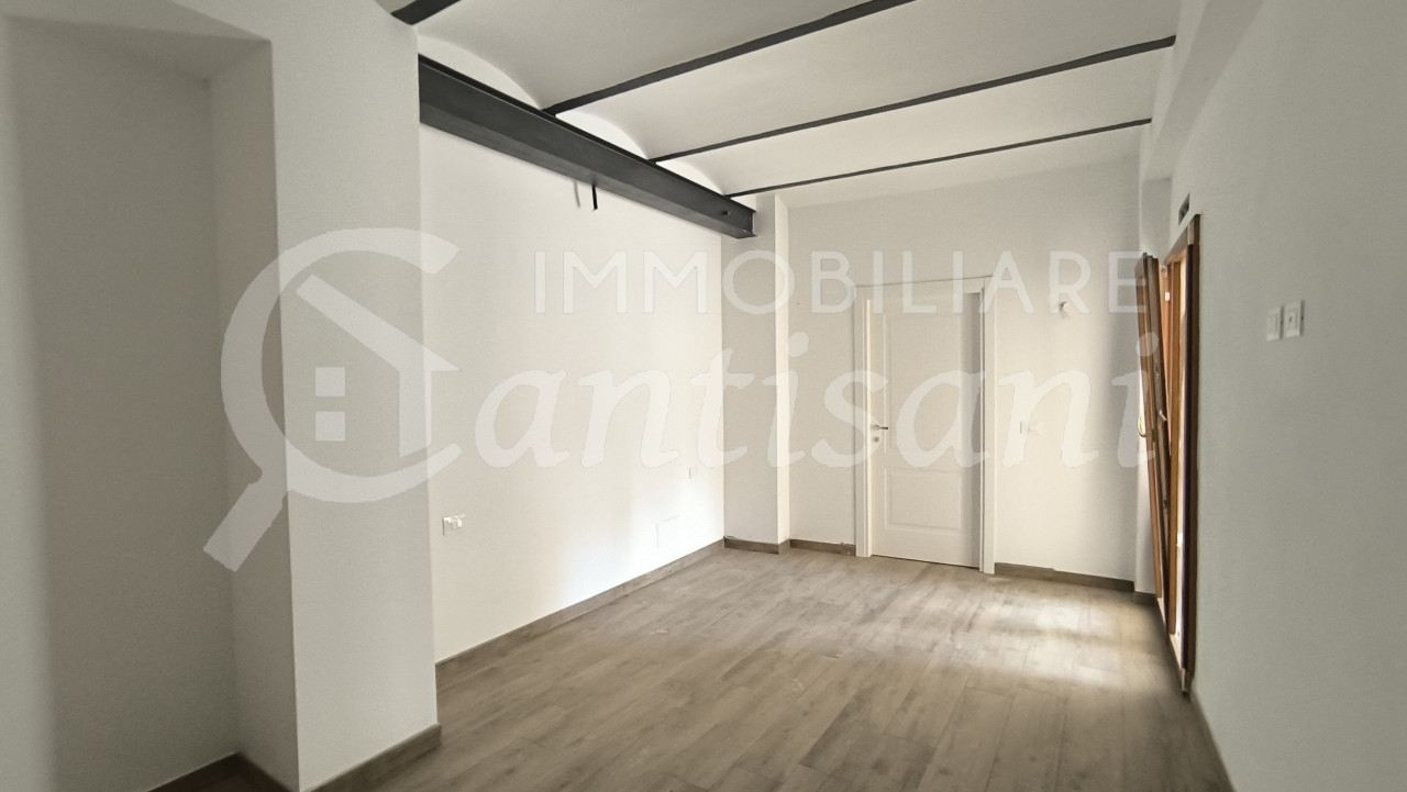 Appartamento Quadrilocale Ristrutturato con Giardino Esclusivo a Vicchio