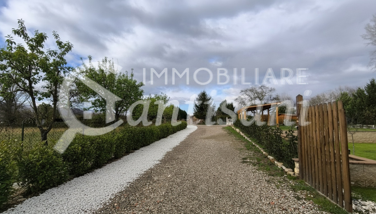 Appartamento Quadrilocale Ristrutturato con Giardino Esclusivo a Vicchio