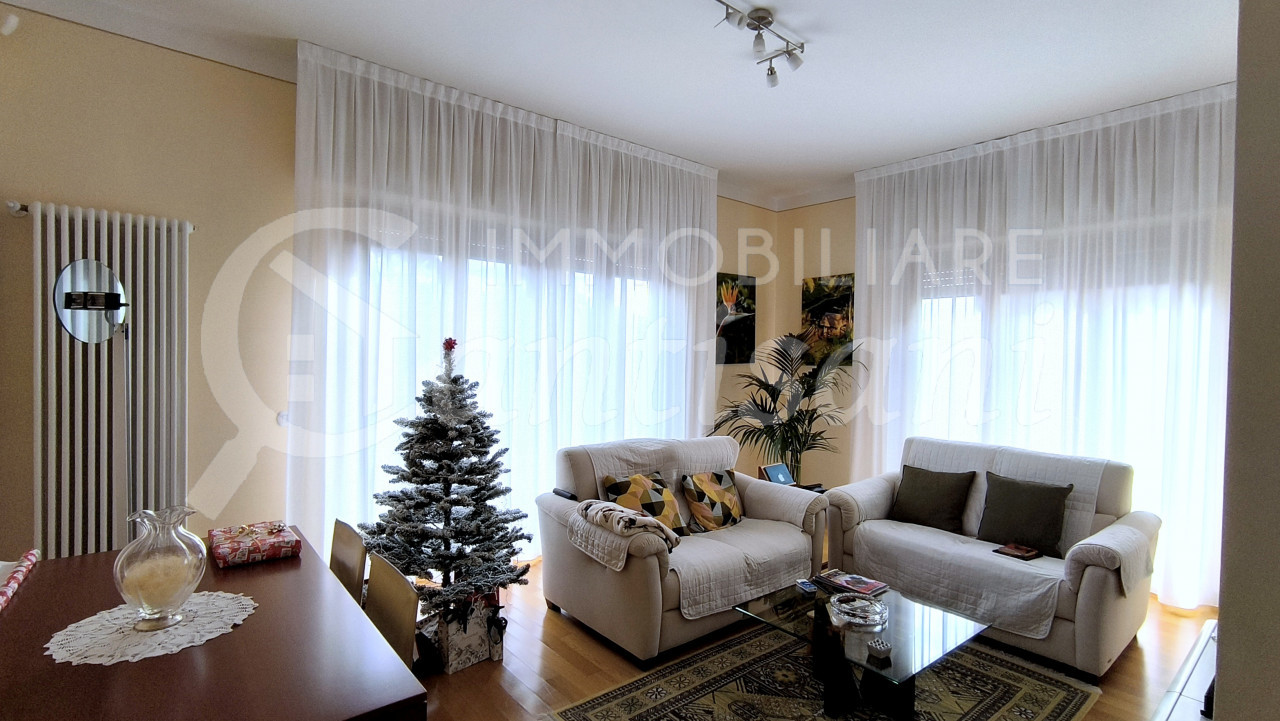 Splendido quadrilocale con terrazza, posto auto e moto in Via Massaia, Firenze