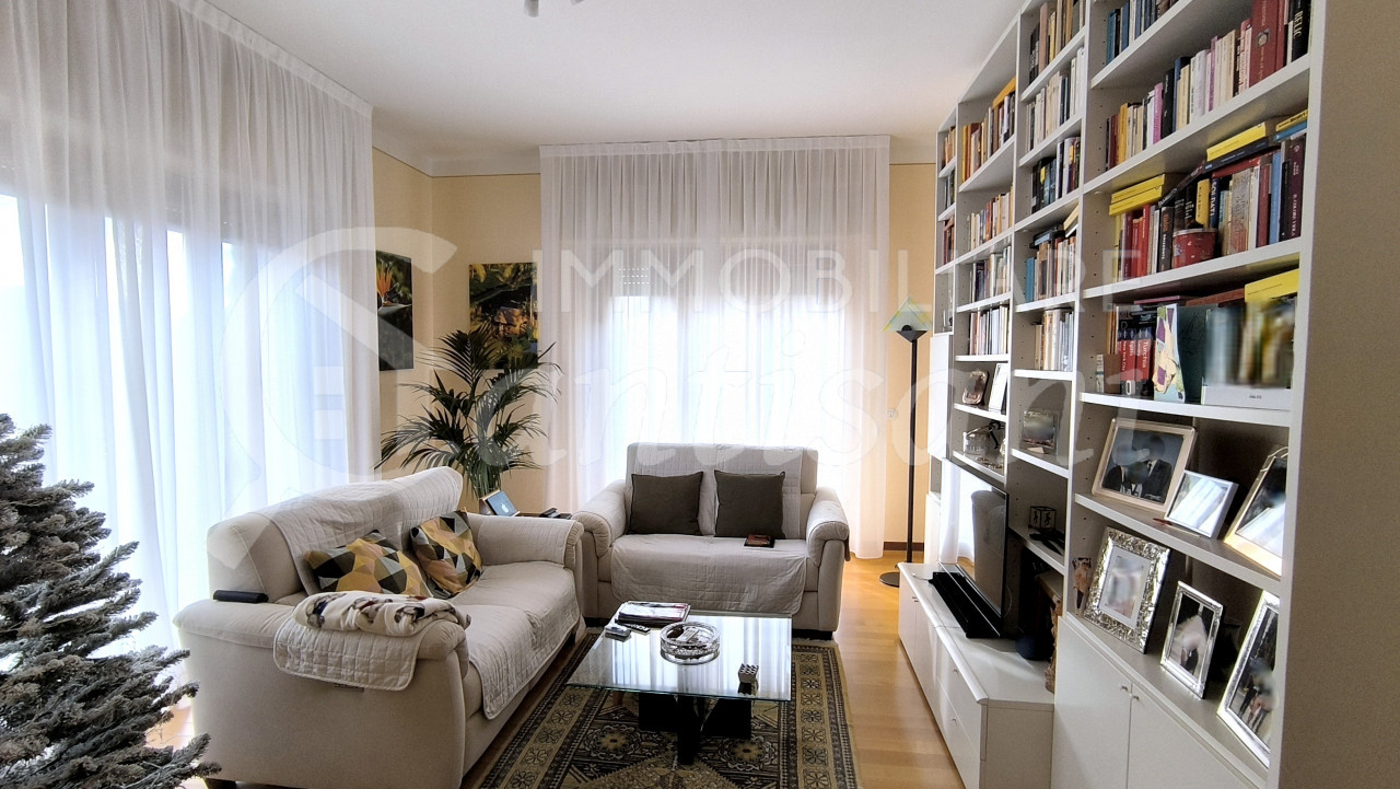 Splendido quadrilocale con terrazza, posto auto e moto in Via Massaia, Firenze