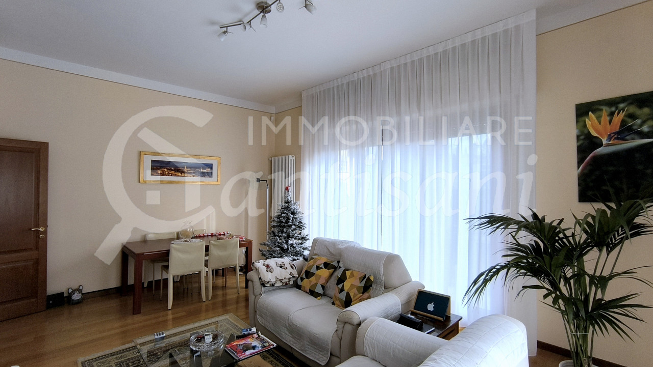 Splendido quadrilocale con terrazza, posto auto e moto in Via Massaia, Firenze