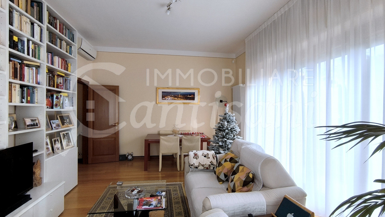 Splendido quadrilocale con terrazza, posto auto e moto in Via Massaia, Firenze