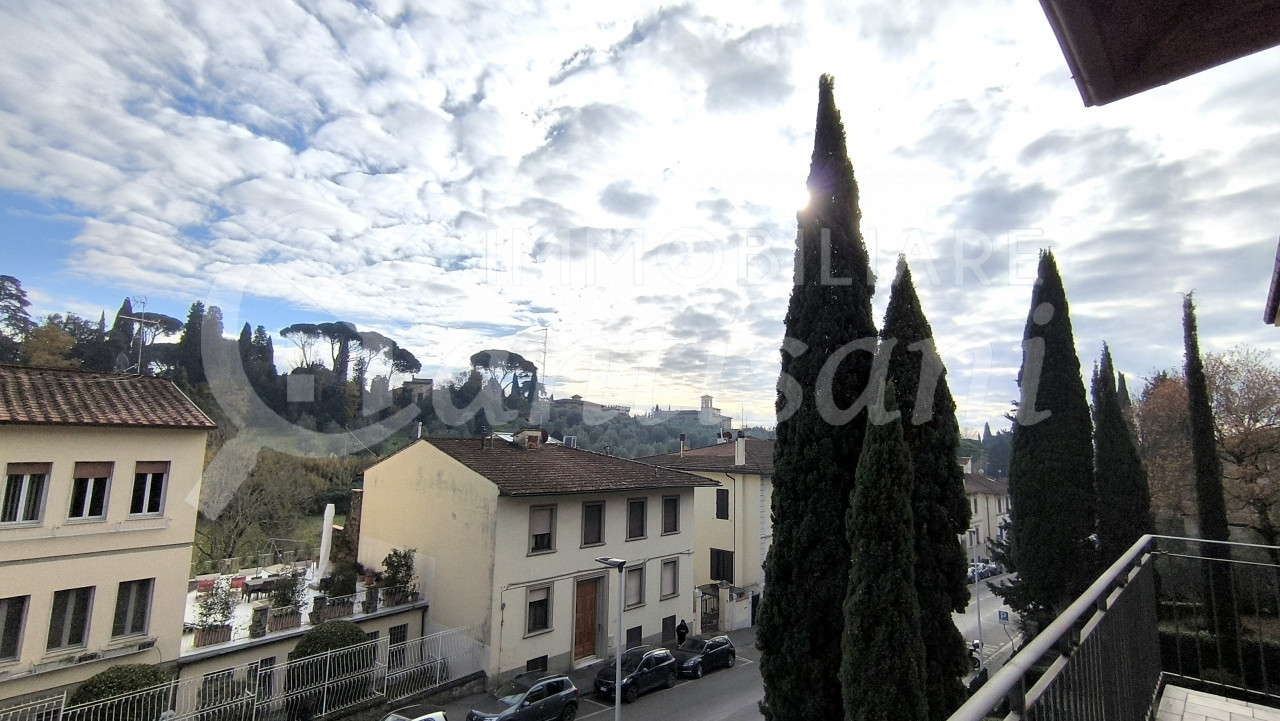 Splendido quadrilocale con terrazza, posto auto e moto in Via Massaia, Firenze