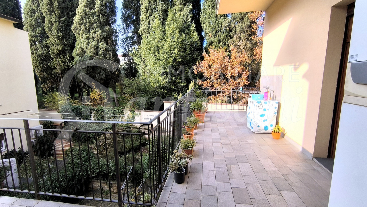 Splendido quadrilocale con terrazza, posto auto e moto in Via Massaia, Firenze