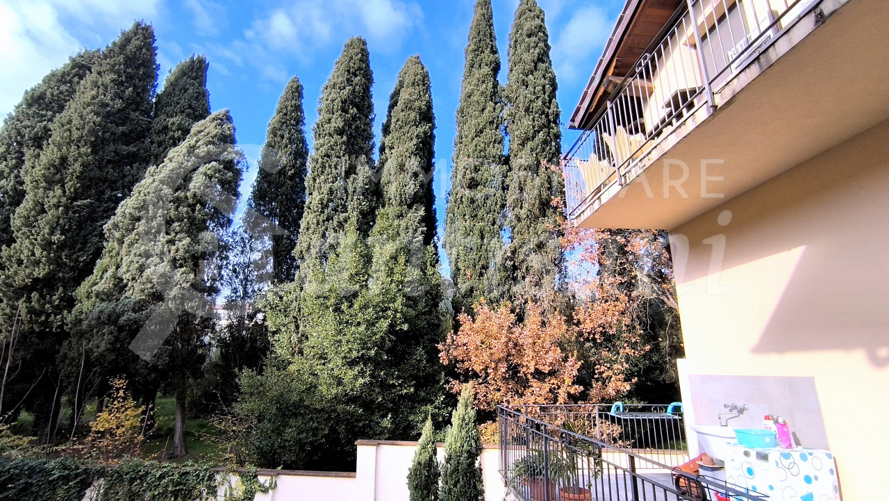 Splendido quadrilocale con terrazza, posto auto e moto in Via Massaia, Firenze