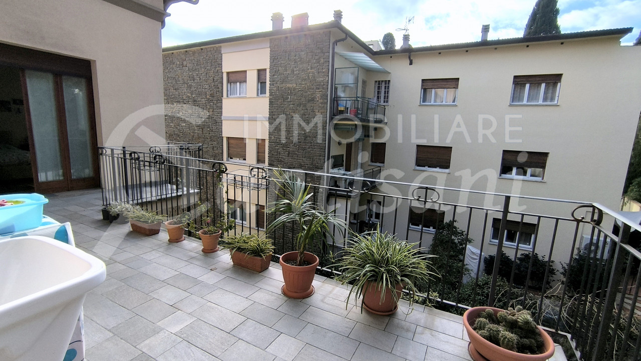 Splendido quadrilocale con terrazza, posto auto e moto in Via Massaia, Firenze