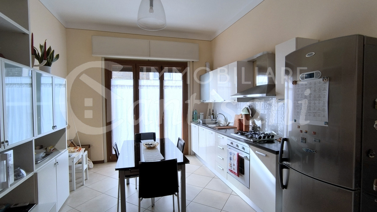 Splendido quadrilocale con terrazza, posto auto e moto in Via Massaia, Firenze