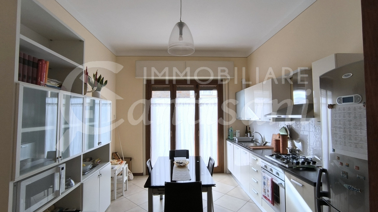 Splendido quadrilocale con terrazza, posto auto e moto in Via Massaia, Firenze