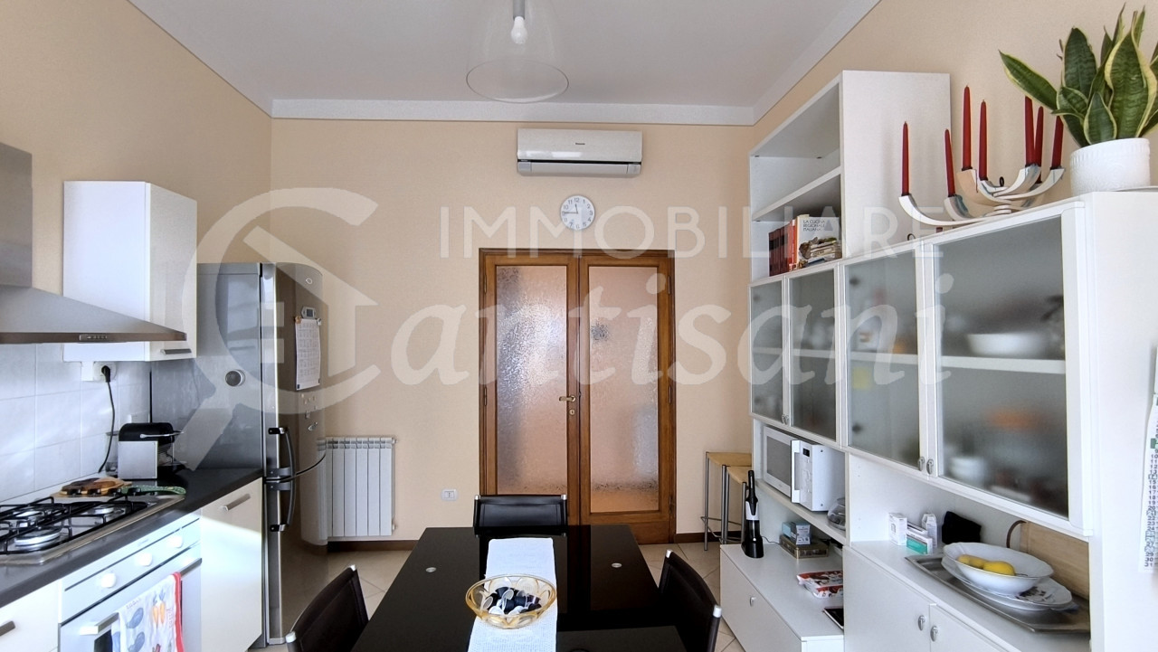 Splendido quadrilocale con terrazza, posto auto e moto in Via Massaia, Firenze