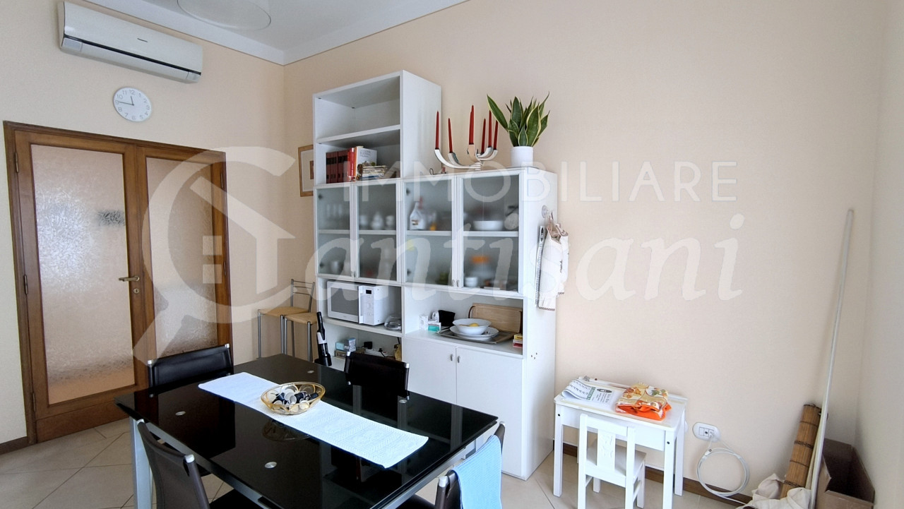 Splendido quadrilocale con terrazza, posto auto e moto in Via Massaia, Firenze