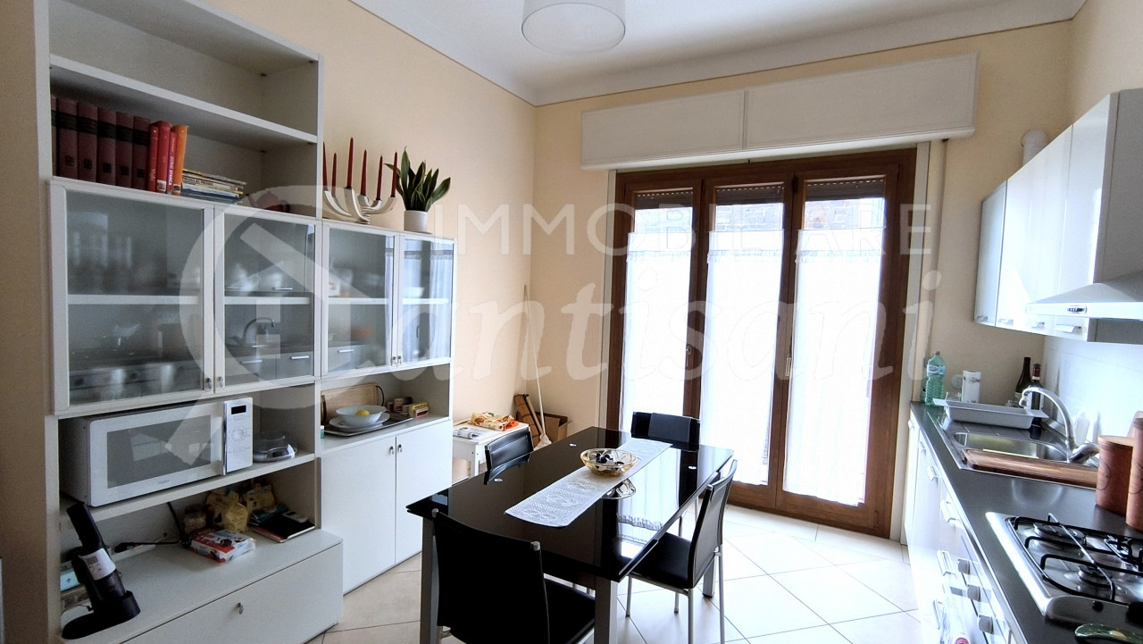 Splendido quadrilocale con terrazza, posto auto e moto in Via Massaia, Firenze