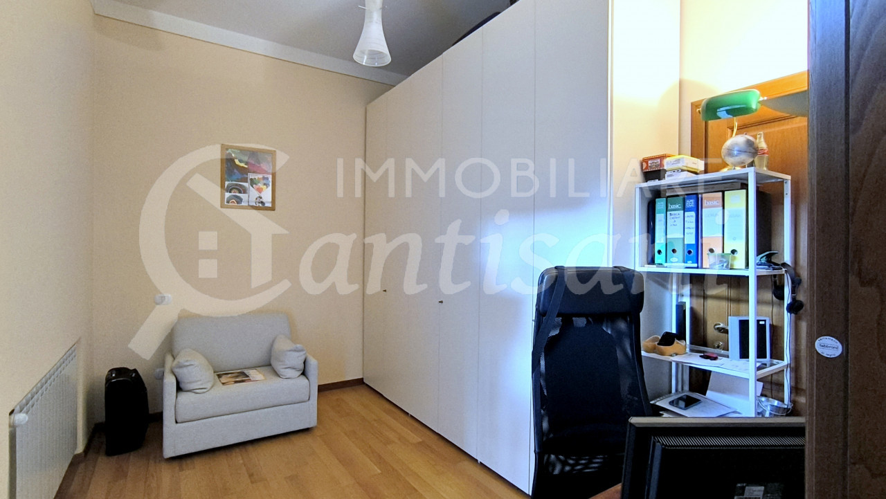 Splendido quadrilocale con terrazza, posto auto e moto in Via Massaia, Firenze