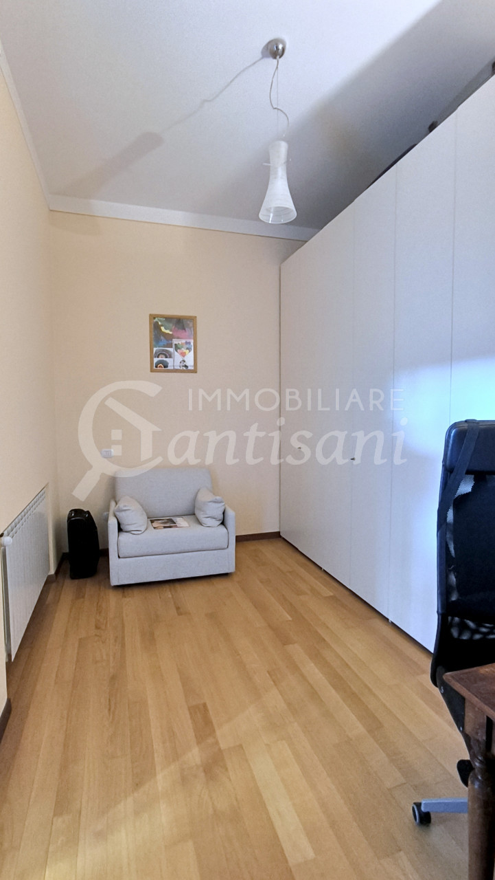 Splendido quadrilocale con terrazza, posto auto e moto in Via Massaia, Firenze