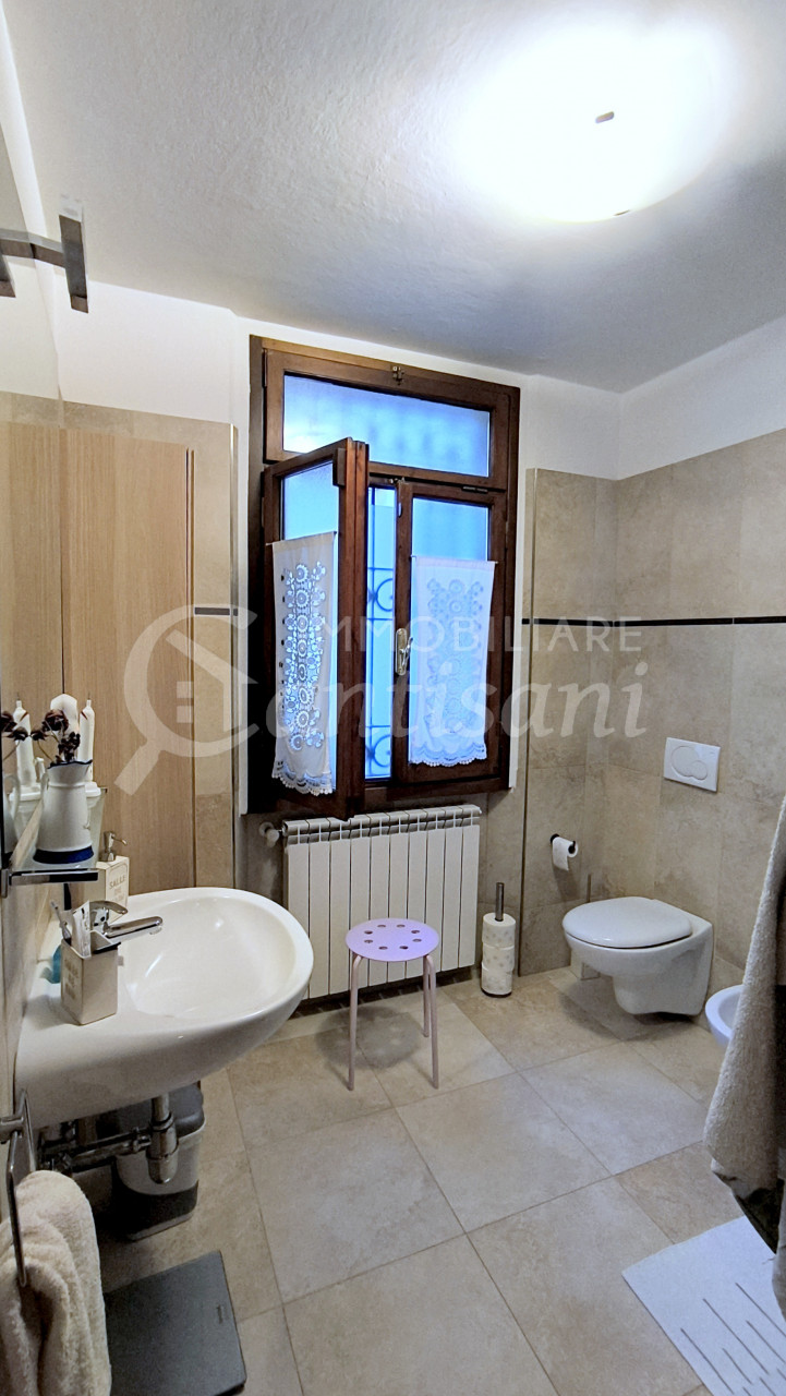 Splendido quadrilocale con terrazza, posto auto e moto in Via Massaia, Firenze