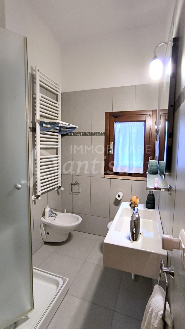 Splendido quadrilocale con terrazza, posto auto e moto in Via Massaia, Firenze