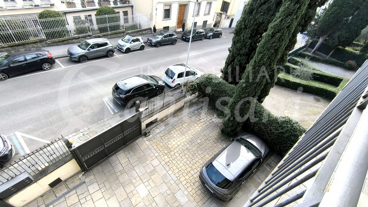 Splendido quadrilocale con terrazza, posto auto e moto in Via Massaia, Firenze