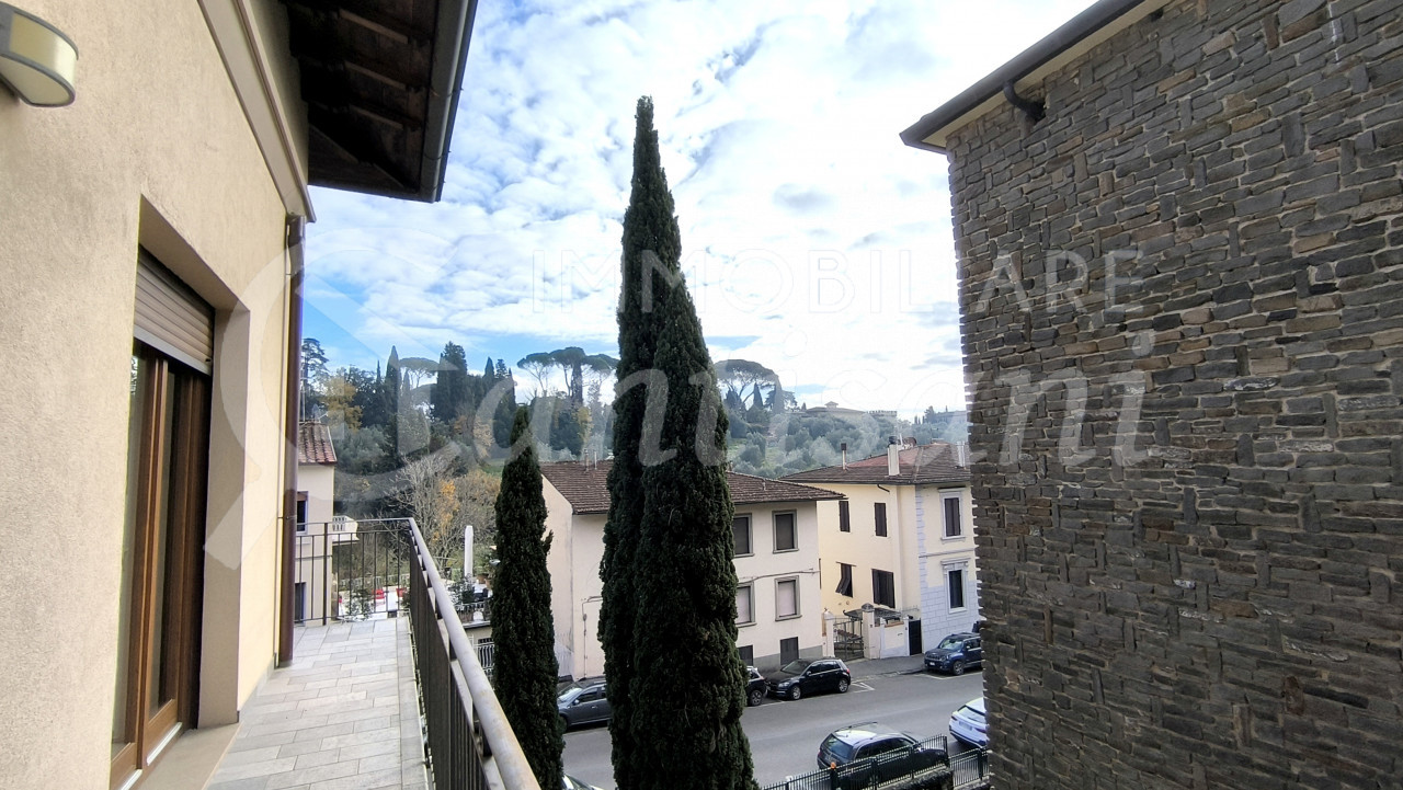 Splendido quadrilocale con terrazza, posto auto e moto in Via Massaia, Firenze