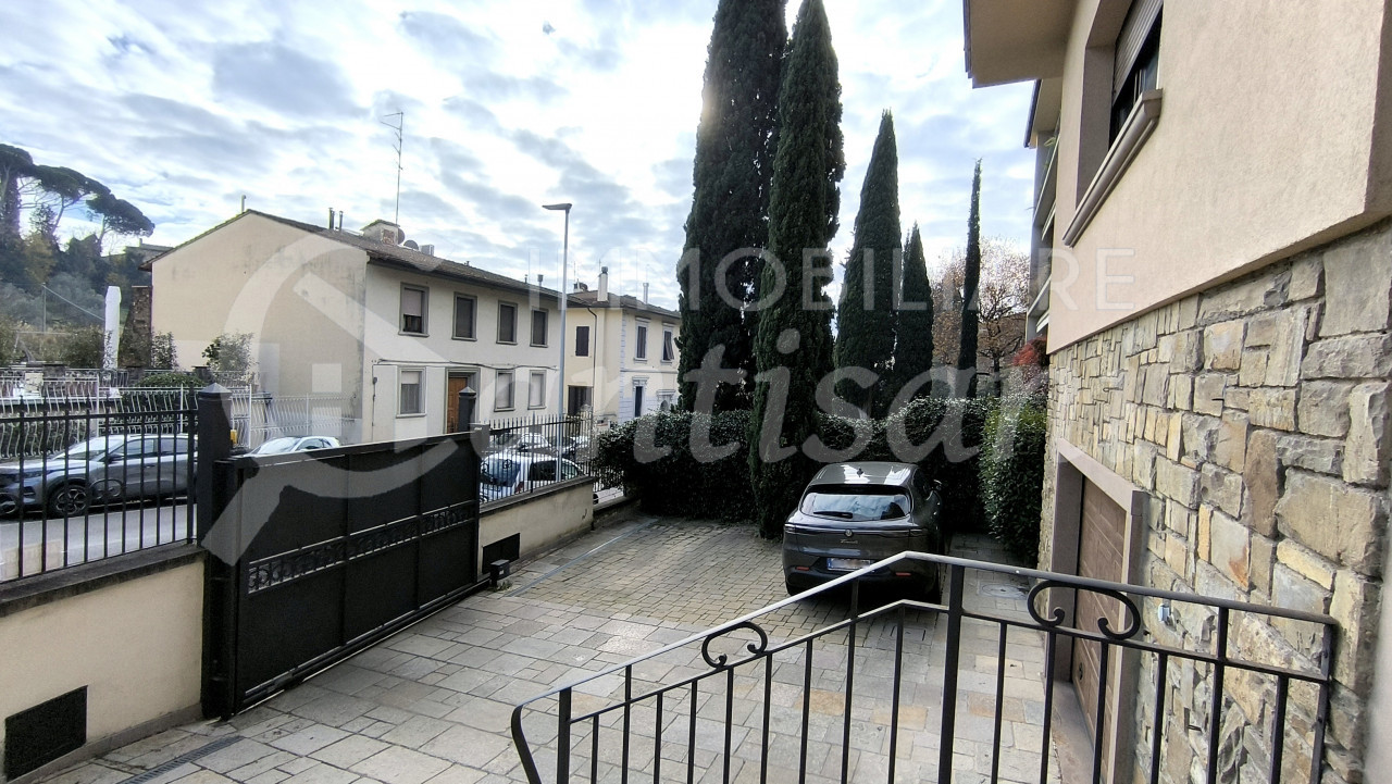 Splendido quadrilocale con terrazza, posto auto e moto in Via Massaia, Firenze