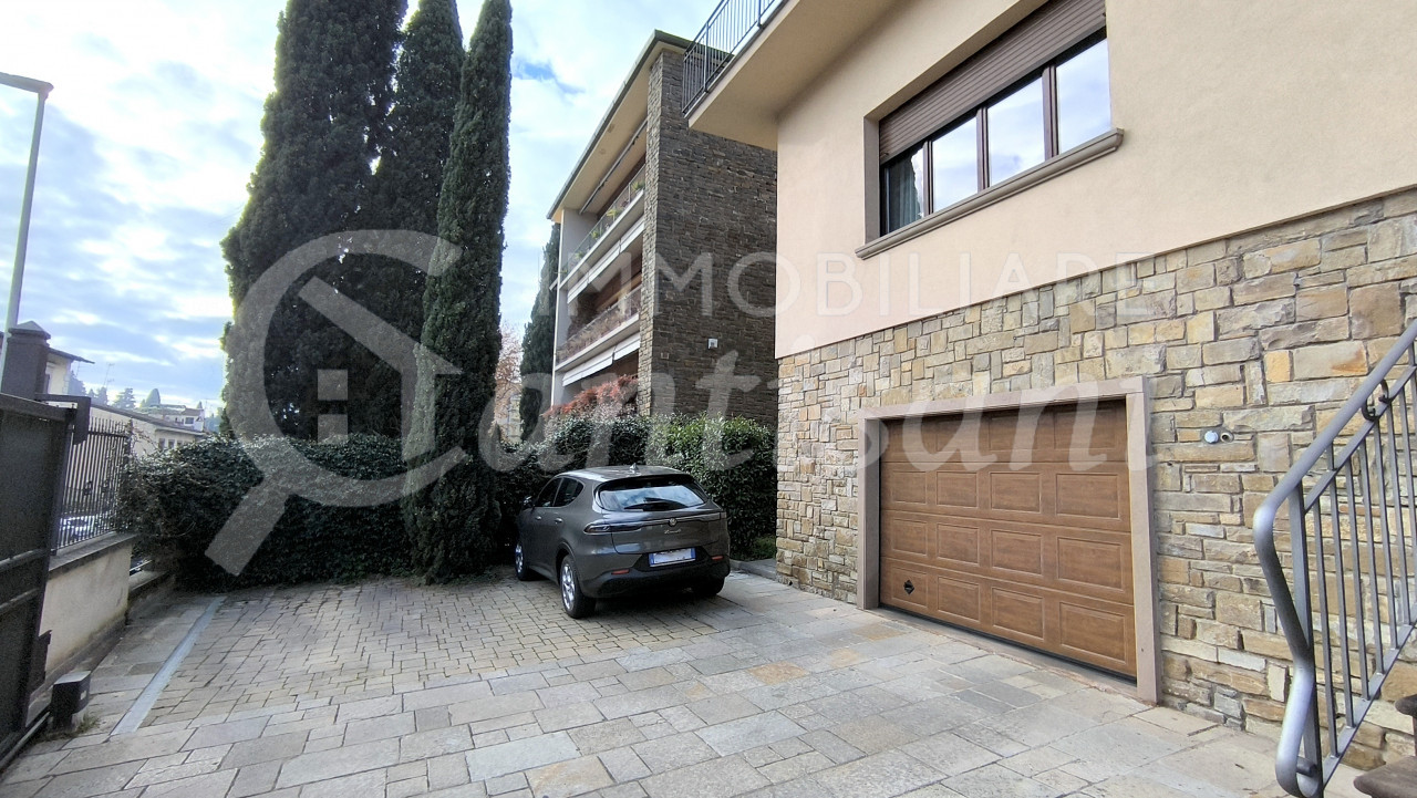 Splendido quadrilocale con terrazza, posto auto e moto in Via Massaia, Firenze