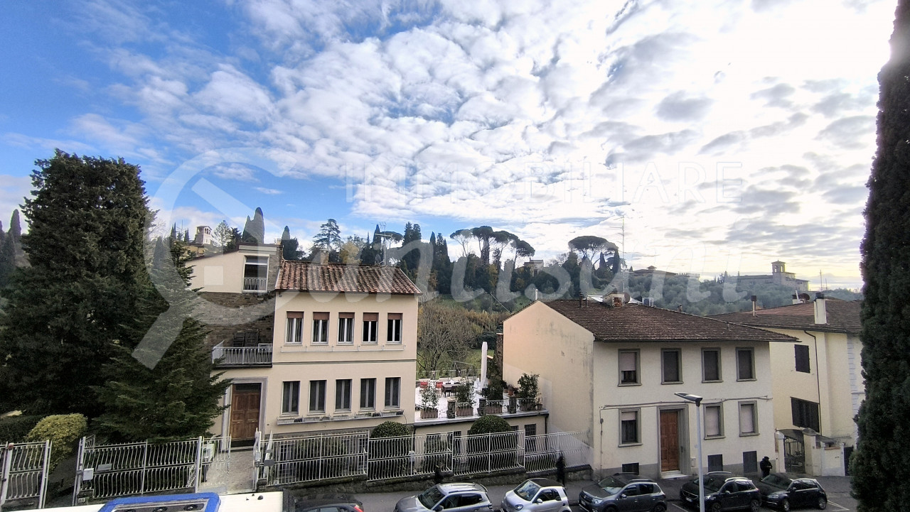 Splendido quadrilocale con terrazza, posto auto e moto in Via Massaia, Firenze